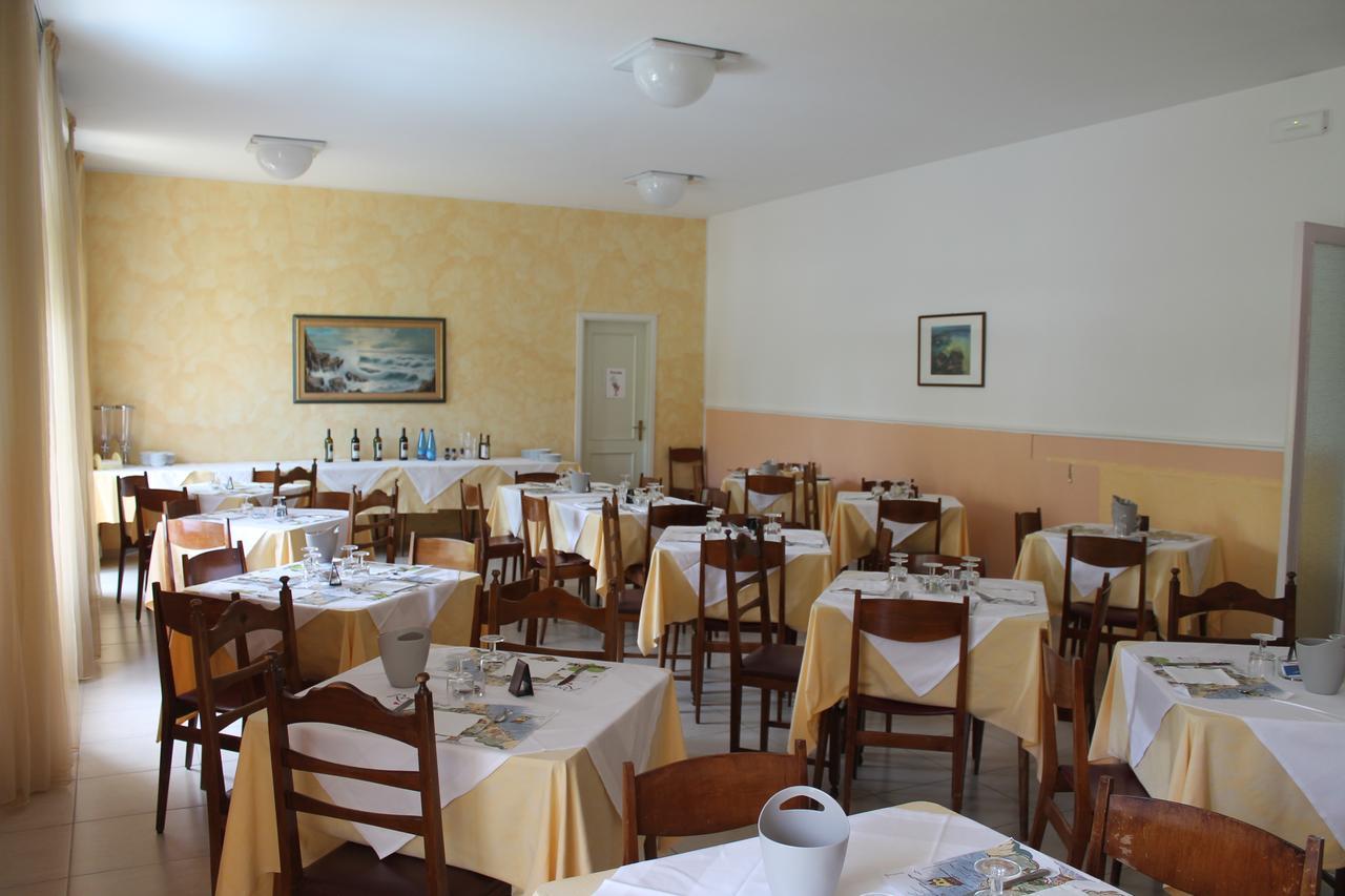 Hotel Ninfea Червия Екстериор снимка