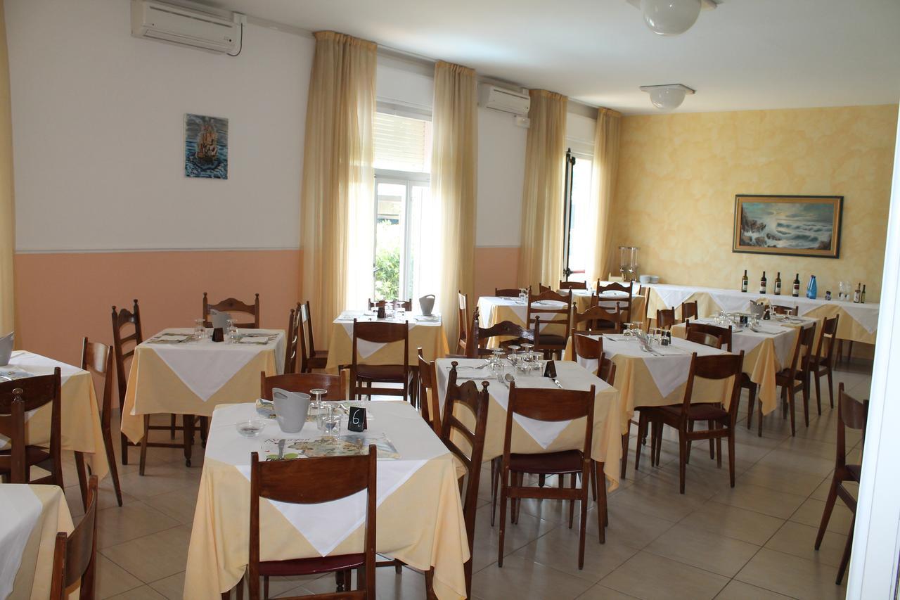 Hotel Ninfea Червия Екстериор снимка